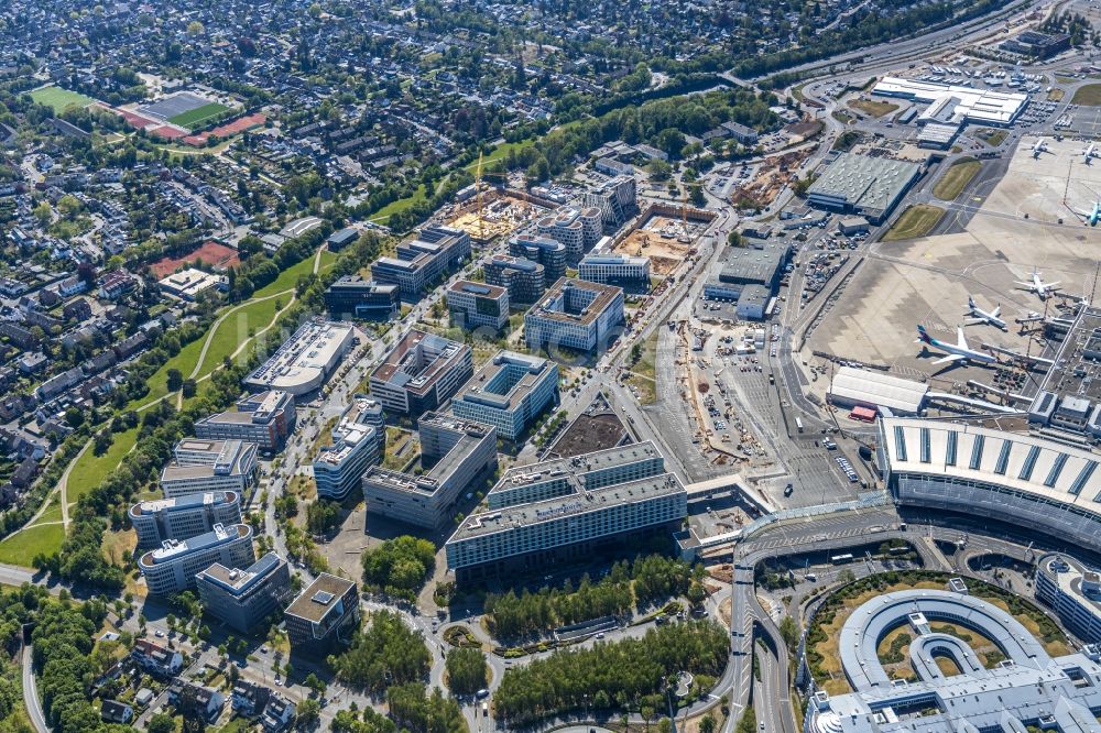 Luftaufnahme Düsseldorf - Abfertigungs- Gebäude und Terminals auf dem Gelände des Flughafen in Düsseldorf im Bundesland Nordrhein-Westfalen, Deutschland