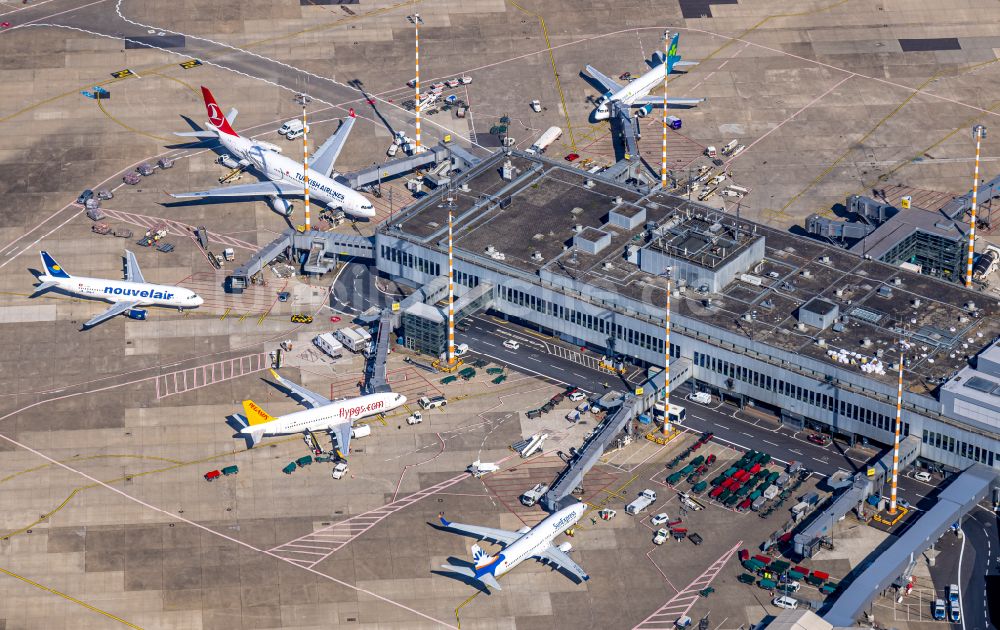 Düsseldorf aus der Vogelperspektive: Abfertigungs- Gebäude und Terminals auf dem Gelände des Flughafen in Düsseldorf im Bundesland Nordrhein-Westfalen, Deutschland