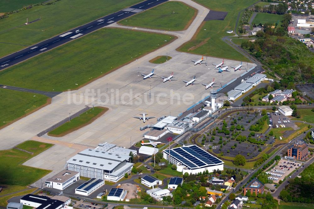 Luftaufnahme Erfurt - Abfertigungs- Gebäude und Terminals auf dem Gelände des Flughafen in Erfurt im Bundesland Thüringen, Deutschland