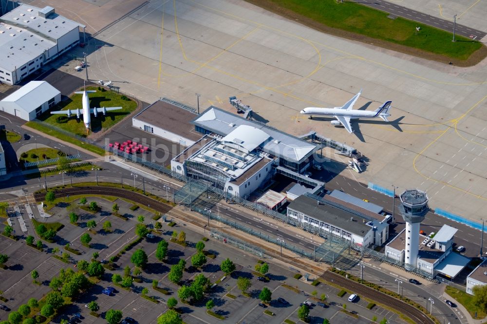 Erfurt von oben - Abfertigungs- Gebäude und Terminals auf dem Gelände des Flughafen in Erfurt im Bundesland Thüringen, Deutschland