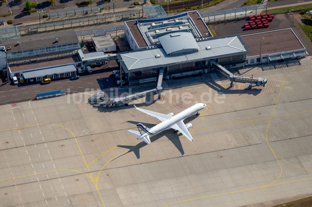 Erfurt aus der Vogelperspektive: Abfertigungs- Gebäude und Terminals auf dem Gelände des Flughafen in Erfurt im Bundesland Thüringen, Deutschland