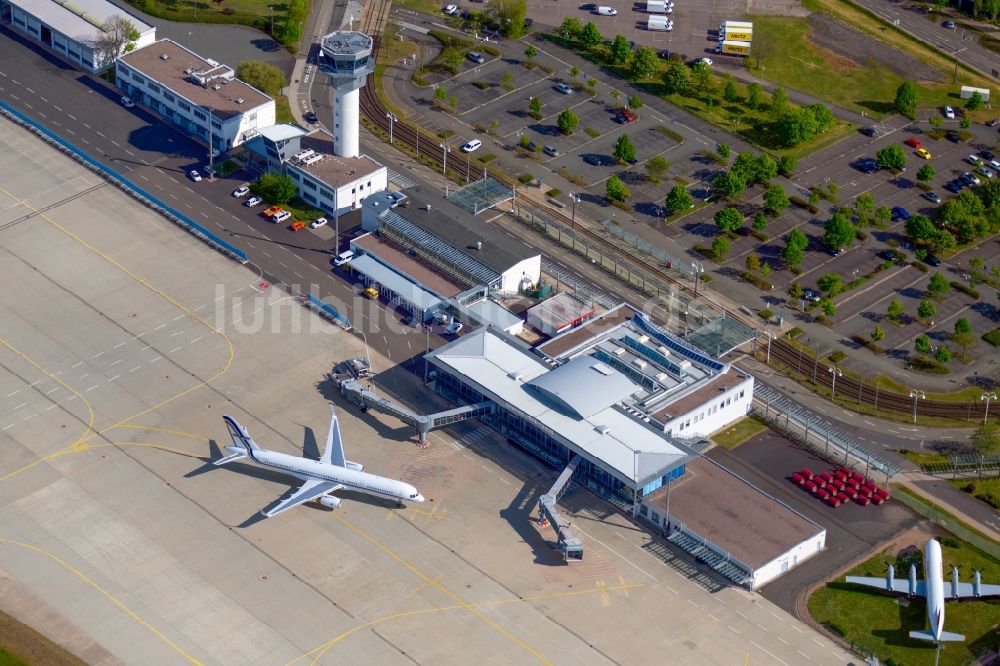 Luftbild Erfurt - Abfertigungs- Gebäude und Terminals auf dem Gelände des Flughafen in Erfurt im Bundesland Thüringen, Deutschland