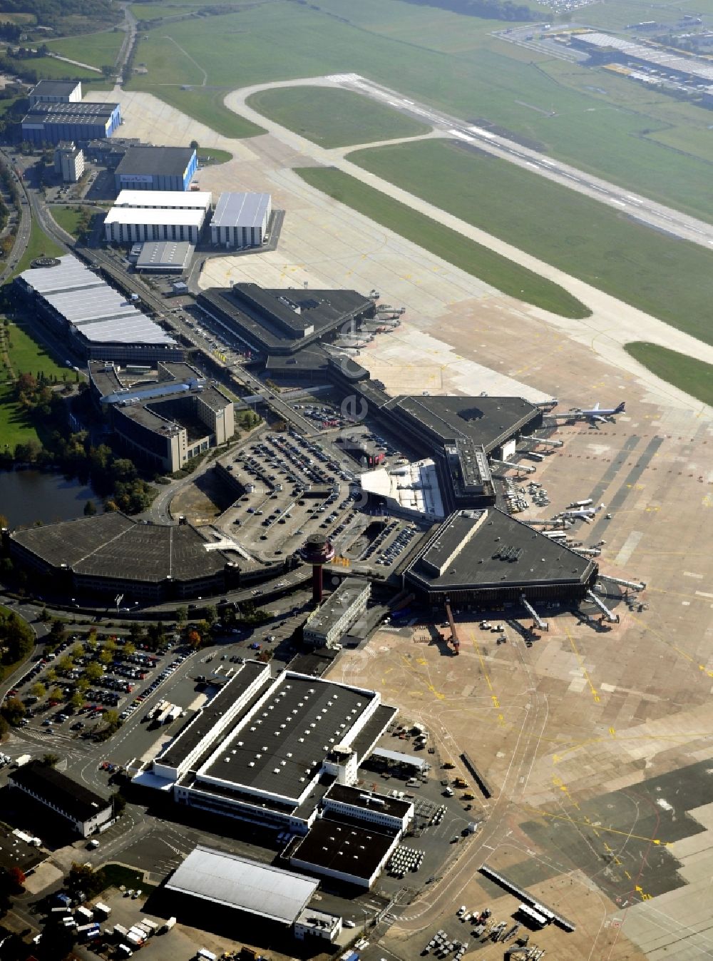 Langenhagen von oben - Abfertigungs- Gebäude und Terminals auf dem Gelände des Flughafen Flughafen Hannover in Langenhagen im Bundesland Niedersachsen, Deutschland