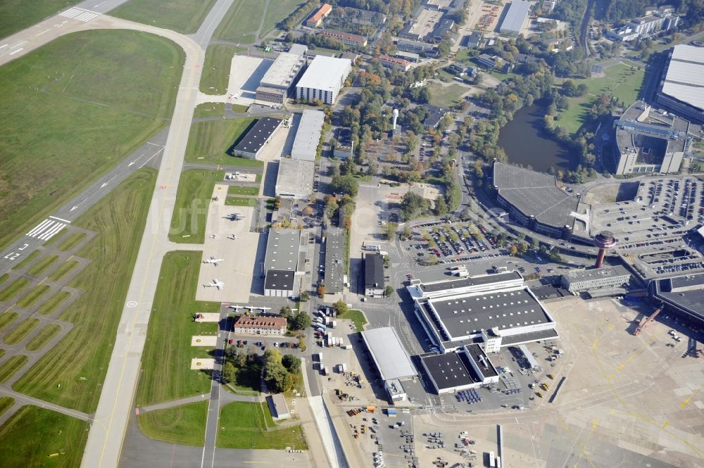 Langenhagen aus der Vogelperspektive: Abfertigungs- Gebäude und Terminals auf dem Gelände des Flughafen Flughafen Hannover in Langenhagen im Bundesland Niedersachsen, Deutschland