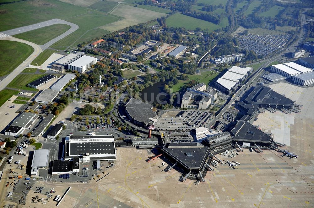 Luftaufnahme Langenhagen - Abfertigungs- Gebäude und Terminals auf dem Gelände des Flughafen Flughafen Hannover in Langenhagen im Bundesland Niedersachsen, Deutschland