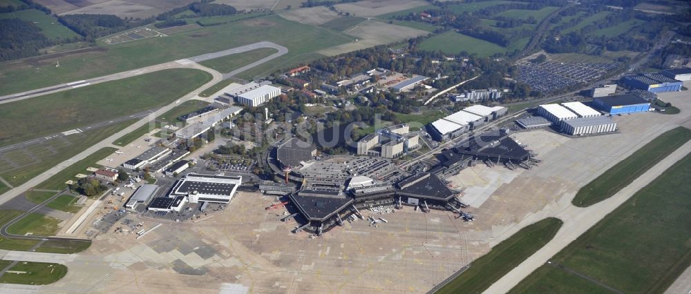 Luftbild Langenhagen - Abfertigungs- Gebäude und Terminals auf dem Gelände des Flughafen Flughafen Hannover in Langenhagen im Bundesland Niedersachsen, Deutschland