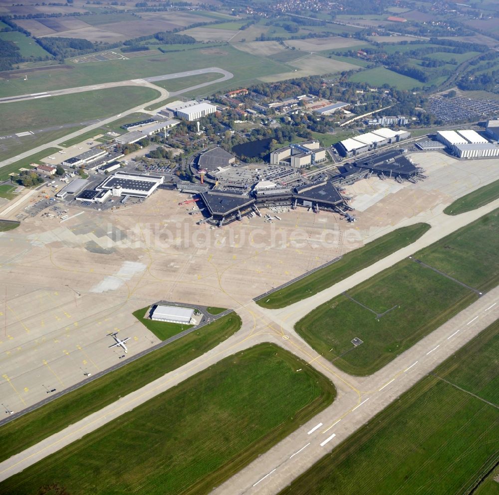 Luftaufnahme Langenhagen - Abfertigungs- Gebäude und Terminals auf dem Gelände des Flughafen Flughafen Hannover in Langenhagen im Bundesland Niedersachsen, Deutschland