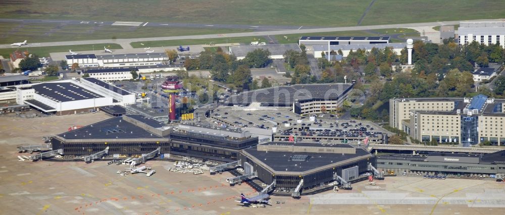 Luftaufnahme Langenhagen - Abfertigungs- Gebäude und Terminals auf dem Gelände des Flughafen Flughafen Hannover in Langenhagen im Bundesland Niedersachsen, Deutschland