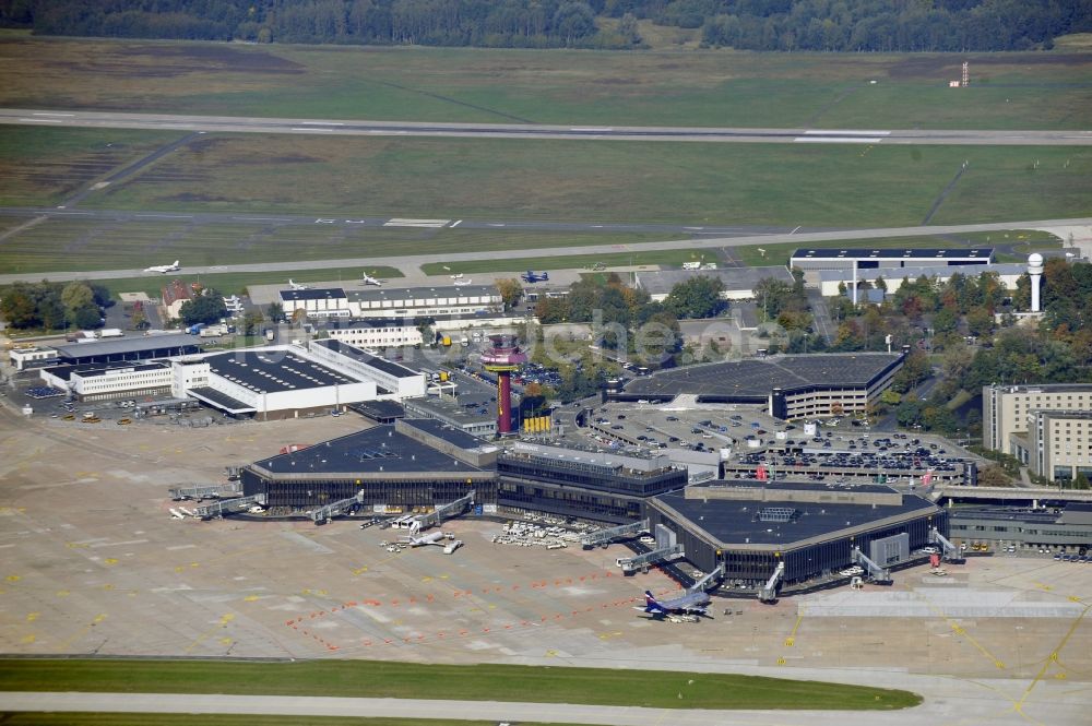 Langenhagen von oben - Abfertigungs- Gebäude und Terminals auf dem Gelände des Flughafen Flughafen Hannover in Langenhagen im Bundesland Niedersachsen, Deutschland