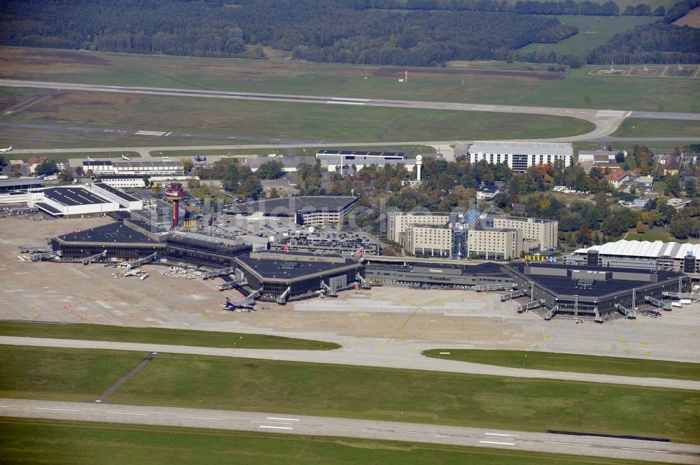 Langenhagen aus der Vogelperspektive: Abfertigungs- Gebäude und Terminals auf dem Gelände des Flughafen Flughafen Hannover in Langenhagen im Bundesland Niedersachsen, Deutschland