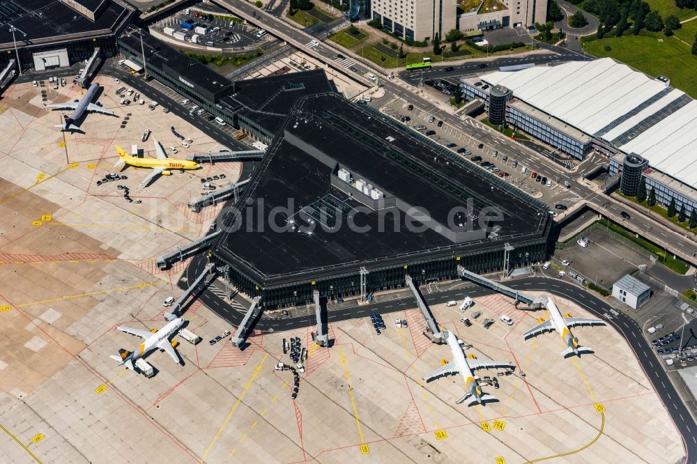 Luftaufnahme Langenhagen - Abfertigungs- Gebäude und Terminals auf dem Gelände des Flughafen Flughafen Hannover in Langenhagen im Bundesland Niedersachsen, Deutschland