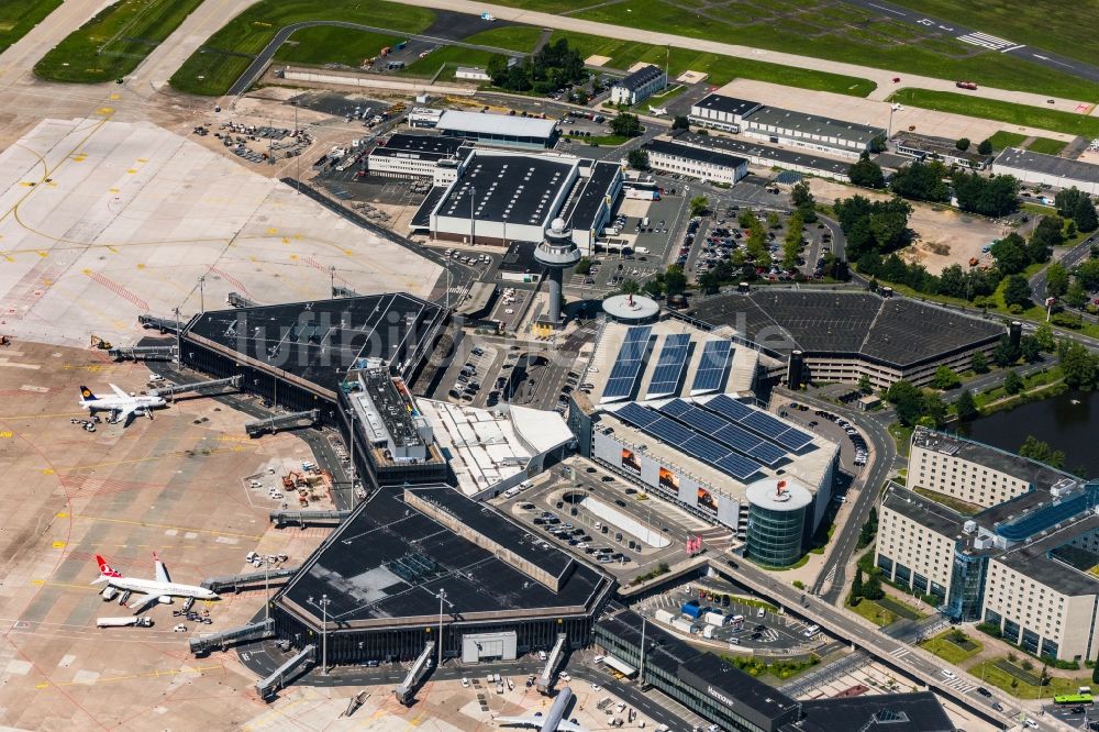 Langenhagen aus der Vogelperspektive: Abfertigungs- Gebäude und Terminals auf dem Gelände des Flughafen Flughafen Hannover in Langenhagen im Bundesland Niedersachsen, Deutschland