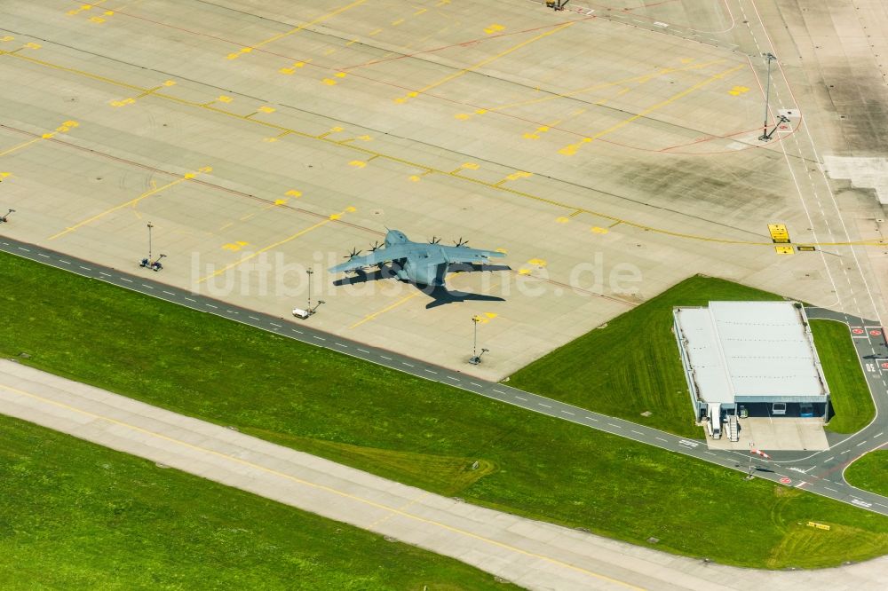 Luftaufnahme Langenhagen - Abfertigungs- Gebäude und Terminals auf dem Gelände des Flughafen Flughafen Hannover in Langenhagen im Bundesland Niedersachsen, Deutschland