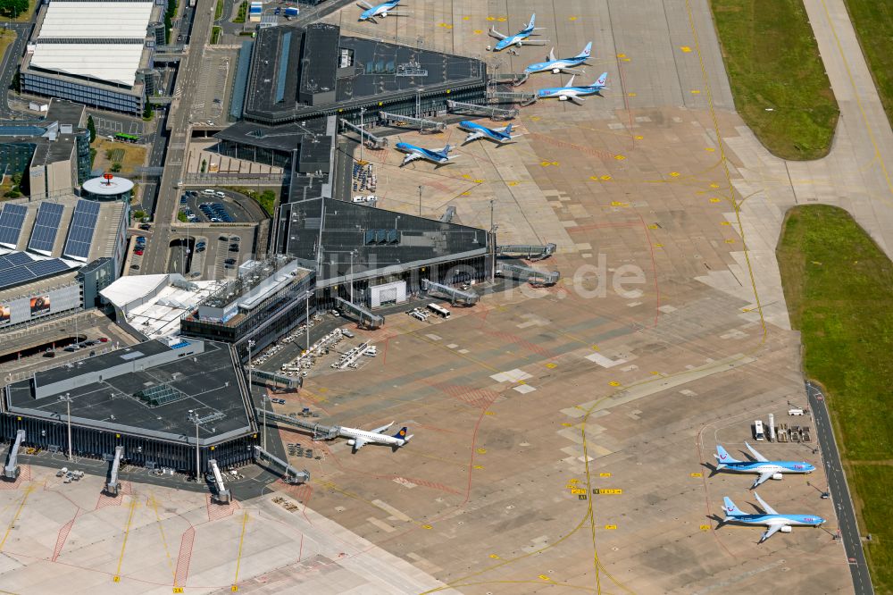 Langenhagen von oben - Abfertigungs- Gebäude und Terminals auf dem Gelände des Flughafen Flughafen Hannover in Langenhagen im Bundesland Niedersachsen, Deutschland