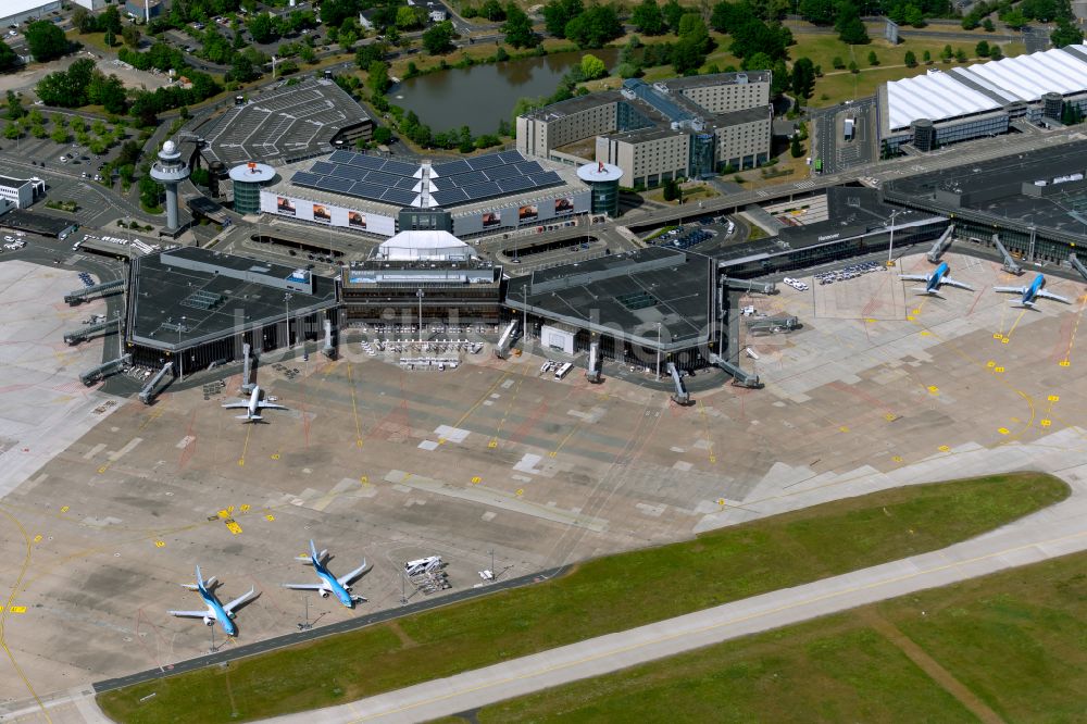 Luftaufnahme Langenhagen - Abfertigungs- Gebäude und Terminals auf dem Gelände des Flughafen Flughafen Hannover in Langenhagen im Bundesland Niedersachsen, Deutschland