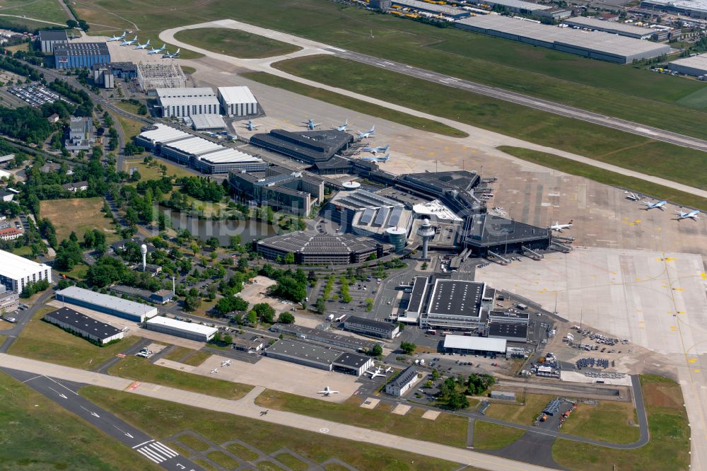 Luftbild Langenhagen - Abfertigungs- Gebäude und Terminals auf dem Gelände des Flughafen Flughafen Hannover in Langenhagen im Bundesland Niedersachsen, Deutschland