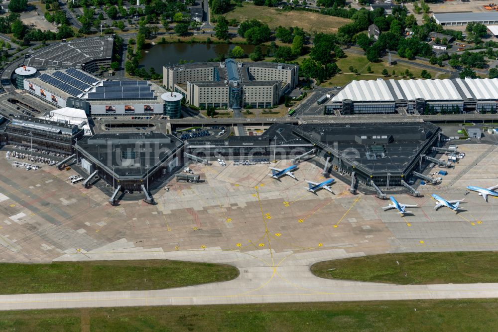 Luftaufnahme Langenhagen - Abfertigungs- Gebäude und Terminals auf dem Gelände des Flughafen Flughafen Hannover in Langenhagen im Bundesland Niedersachsen, Deutschland