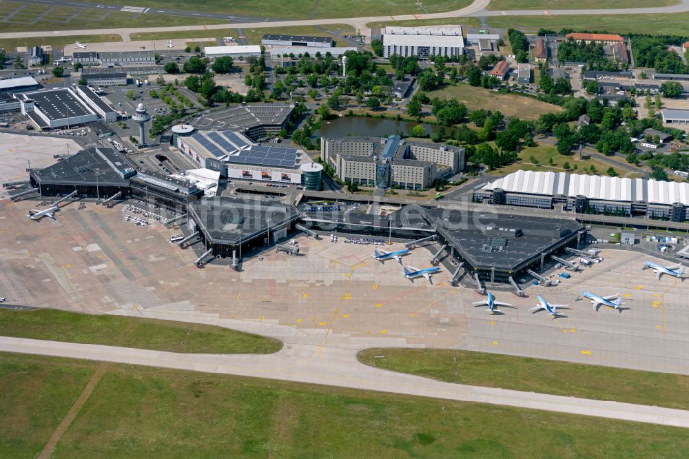 Langenhagen von oben - Abfertigungs- Gebäude und Terminals auf dem Gelände des Flughafen Flughafen Hannover in Langenhagen im Bundesland Niedersachsen, Deutschland