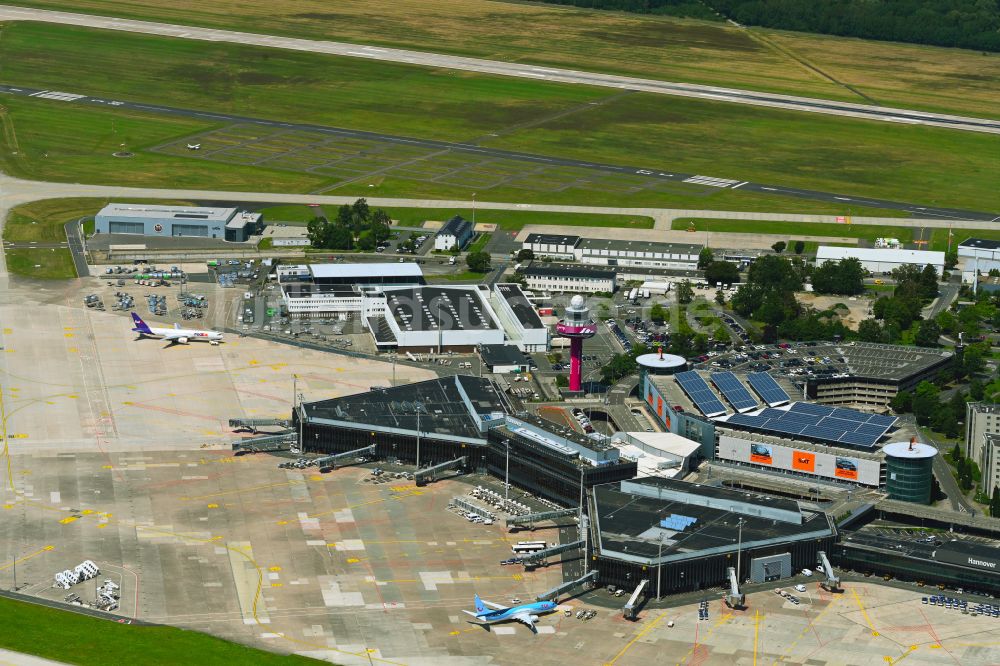 Luftaufnahme Langenhagen - Abfertigungs- Gebäude und Terminals auf dem Gelände des Flughafen Flughafen Hannover in Langenhagen im Bundesland Niedersachsen, Deutschland