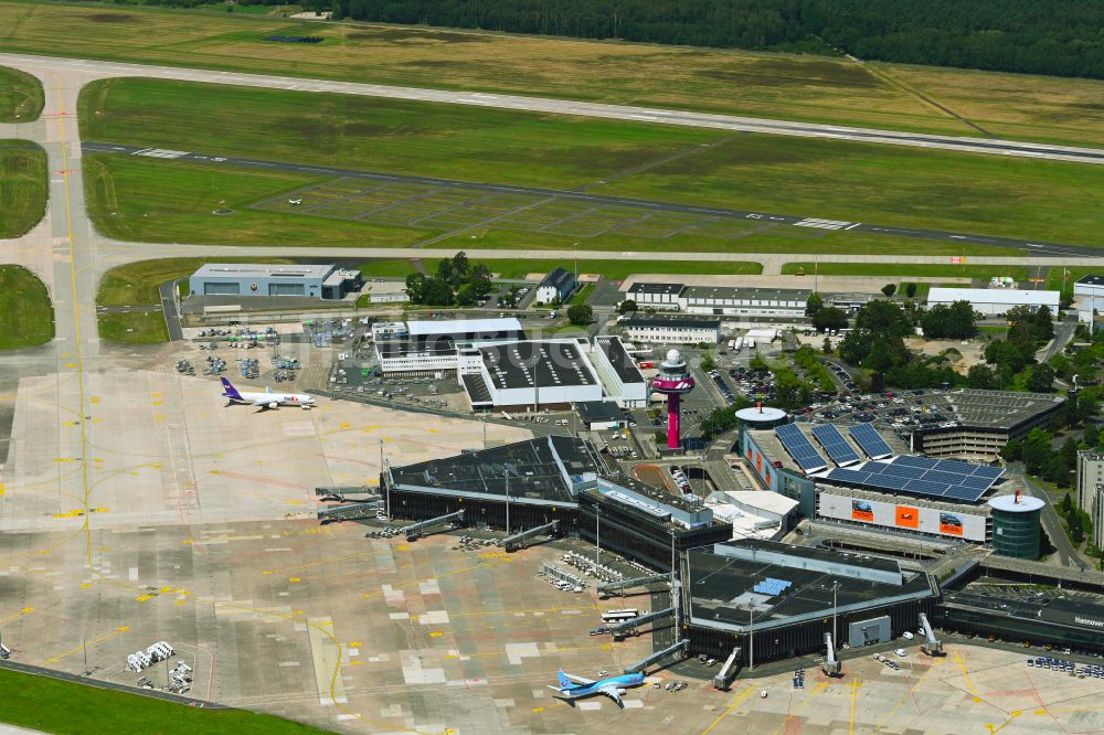 Langenhagen von oben - Abfertigungs- Gebäude und Terminals auf dem Gelände des Flughafen Flughafen Hannover in Langenhagen im Bundesland Niedersachsen, Deutschland