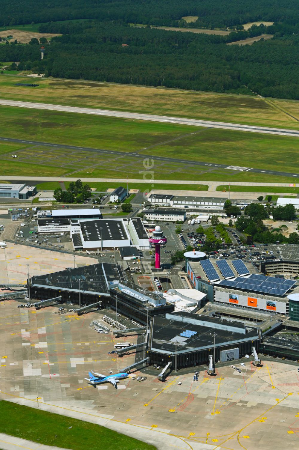 Langenhagen aus der Vogelperspektive: Abfertigungs- Gebäude und Terminals auf dem Gelände des Flughafen Flughafen Hannover in Langenhagen im Bundesland Niedersachsen, Deutschland