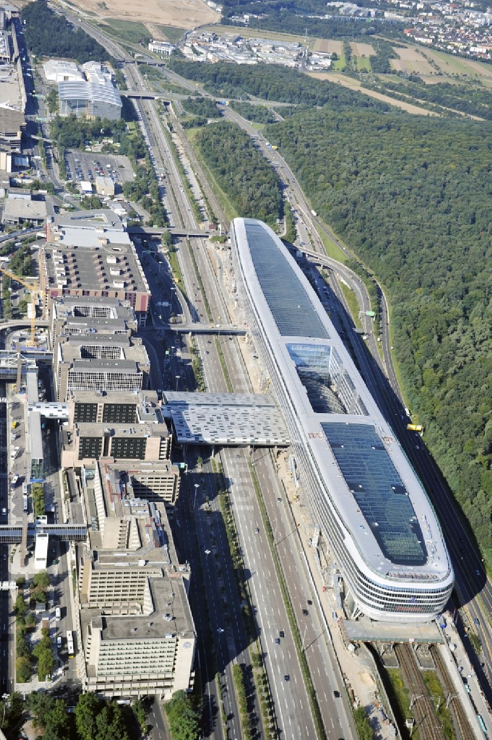 Luftaufnahme Frankfurt am Main - Abfertigungs- Gebäude und Terminals auf dem Gelände des Flughafen in Frankfurt am Main im Bundesland Hessen, Deutschland