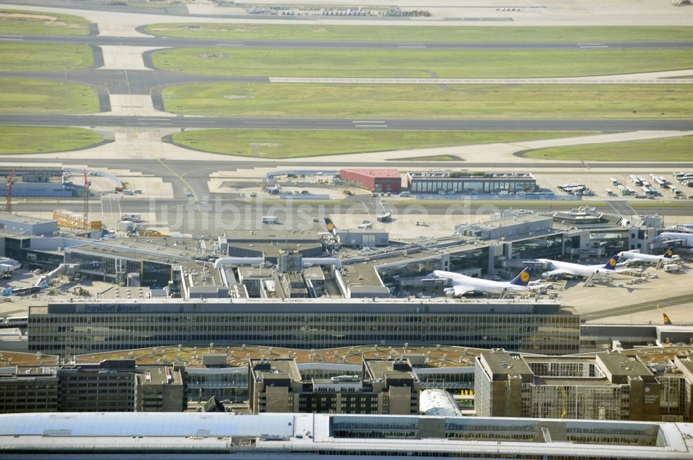 Frankfurt am Main von oben - Abfertigungs- Gebäude und Terminals auf dem Gelände des Flughafen in Frankfurt am Main im Bundesland Hessen, Deutschland