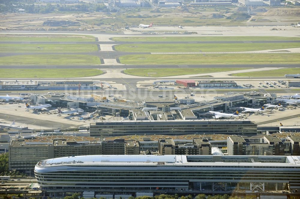 Frankfurt am Main aus der Vogelperspektive: Abfertigungs- Gebäude und Terminals auf dem Gelände des Flughafen in Frankfurt am Main im Bundesland Hessen, Deutschland