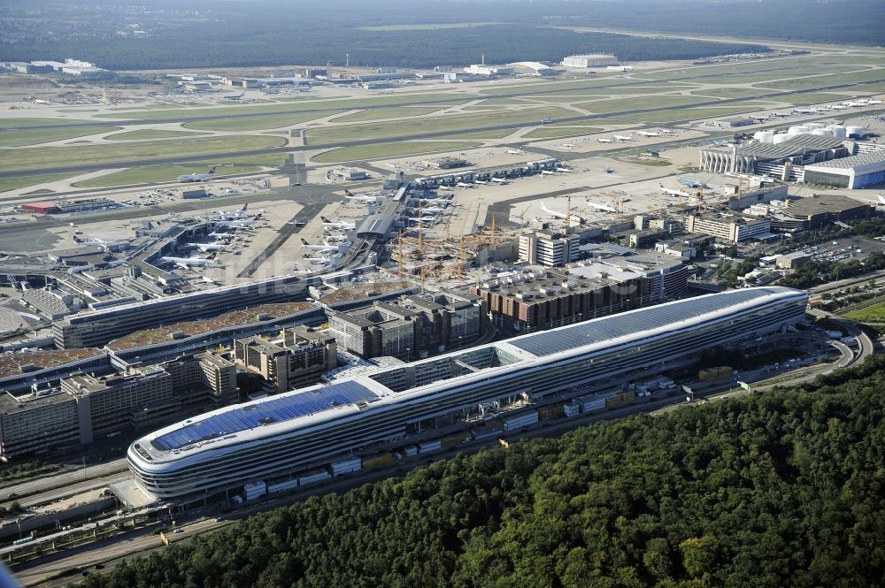 Luftbild Frankfurt am Main - Abfertigungs- Gebäude und Terminals auf dem Gelände des Flughafen in Frankfurt am Main im Bundesland Hessen, Deutschland