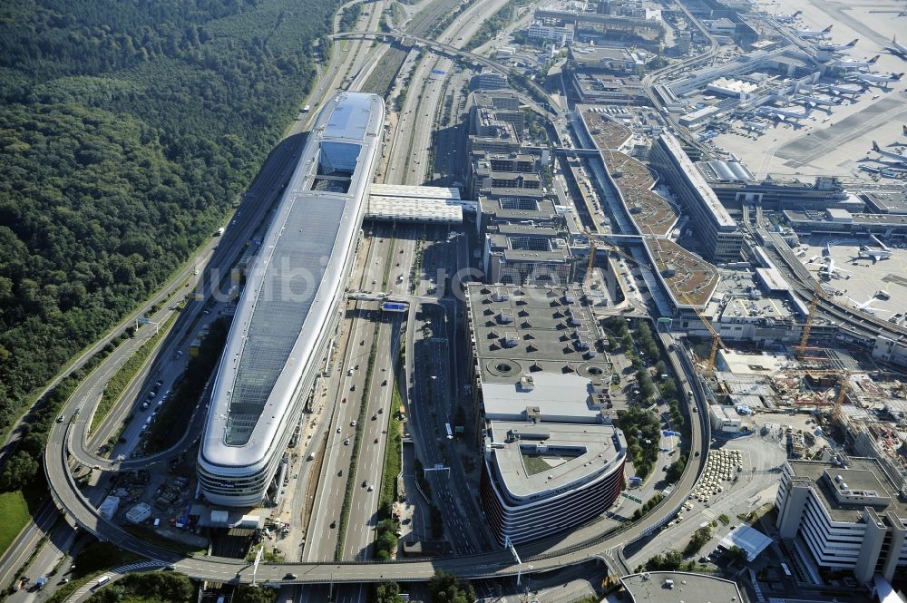 Luftaufnahme Frankfurt am Main - Abfertigungs- Gebäude und Terminals auf dem Gelände des Flughafen in Frankfurt am Main im Bundesland Hessen, Deutschland