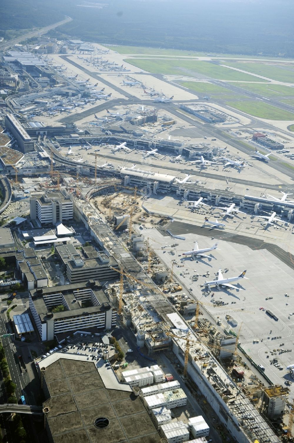 Frankfurt am Main von oben - Abfertigungs- Gebäude und Terminals auf dem Gelände des Flughafen in Frankfurt am Main im Bundesland Hessen, Deutschland