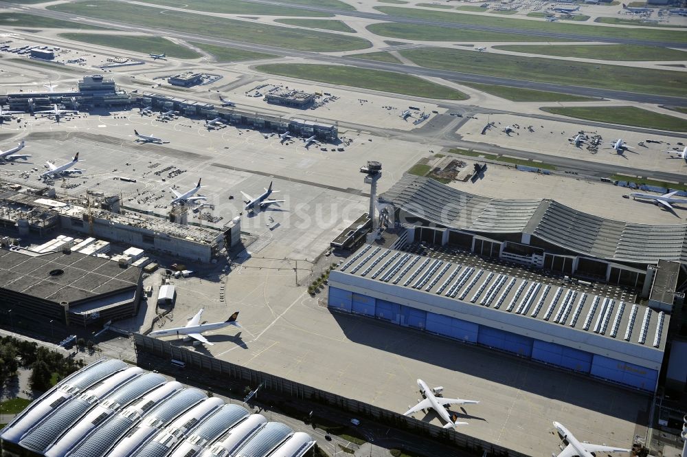 Luftbild Frankfurt am Main - Abfertigungs- Gebäude und Terminals auf dem Gelände des Flughafen in Frankfurt am Main im Bundesland Hessen, Deutschland