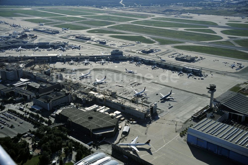 Luftaufnahme Frankfurt am Main - Abfertigungs- Gebäude und Terminals auf dem Gelände des Flughafen in Frankfurt am Main im Bundesland Hessen, Deutschland