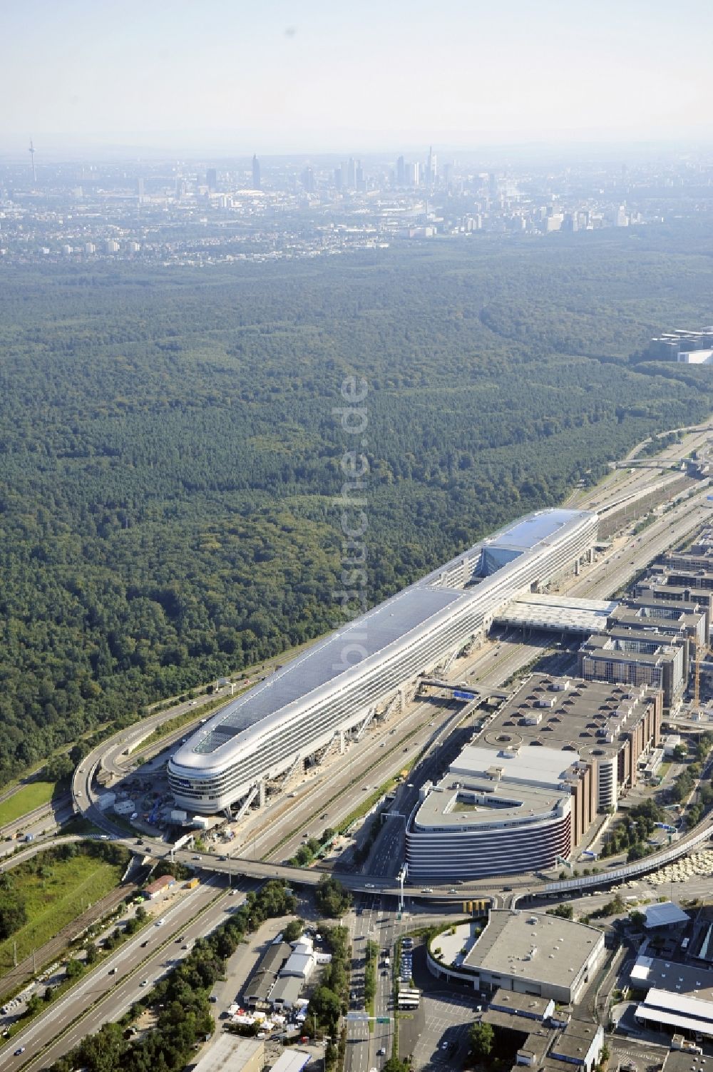 Luftbild Frankfurt am Main - Abfertigungs- Gebäude und Terminals auf dem Gelände des Flughafen in Frankfurt am Main im Bundesland Hessen, Deutschland