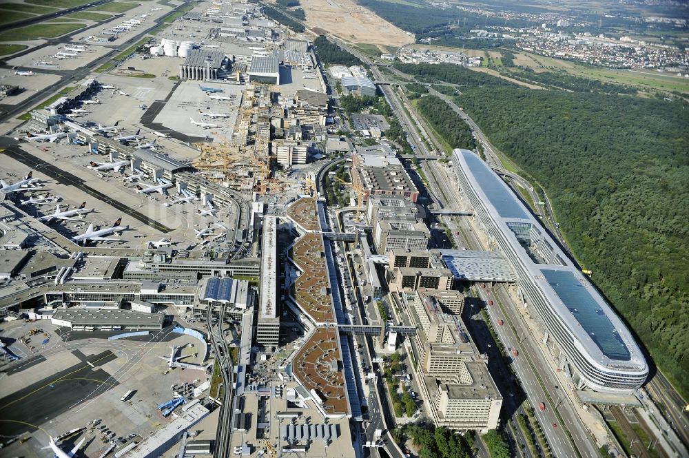 Luftaufnahme Frankfurt am Main - Abfertigungs- Gebäude und Terminals auf dem Gelände des Flughafen in Frankfurt am Main im Bundesland Hessen, Deutschland