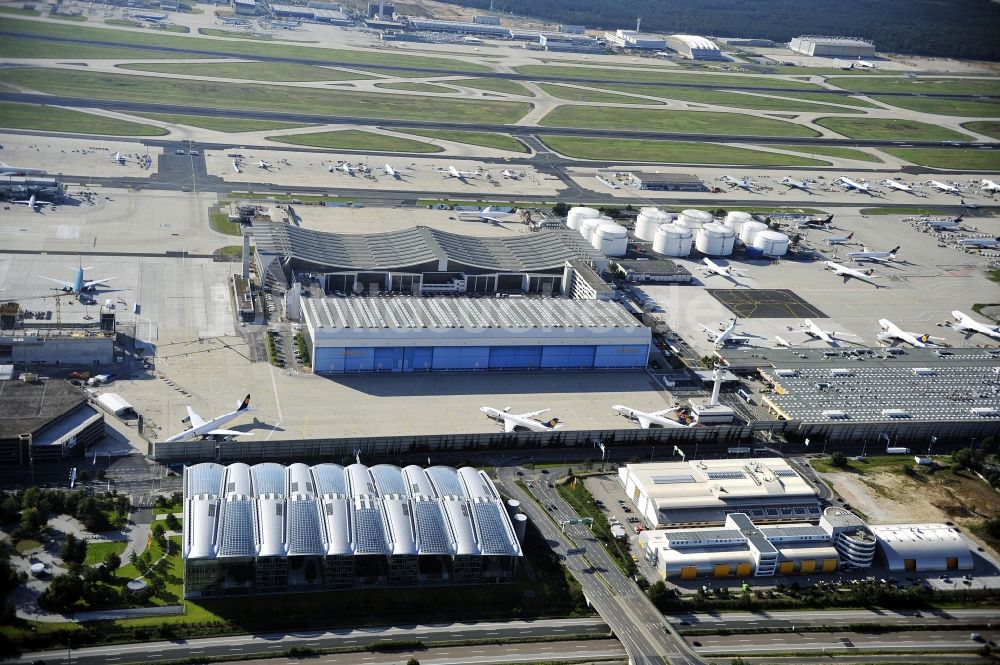 Frankfurt am Main von oben - Abfertigungs- Gebäude und Terminals auf dem Gelände des Flughafen in Frankfurt am Main im Bundesland Hessen, Deutschland