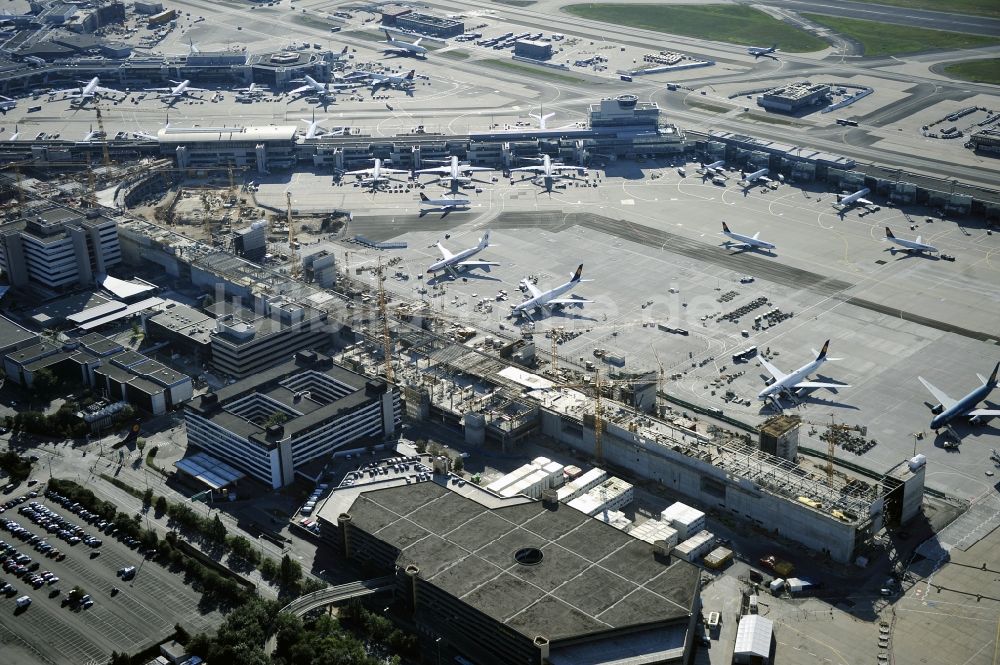 Luftbild Frankfurt am Main - Abfertigungs- Gebäude und Terminals auf dem Gelände des Flughafen in Frankfurt am Main im Bundesland Hessen, Deutschland