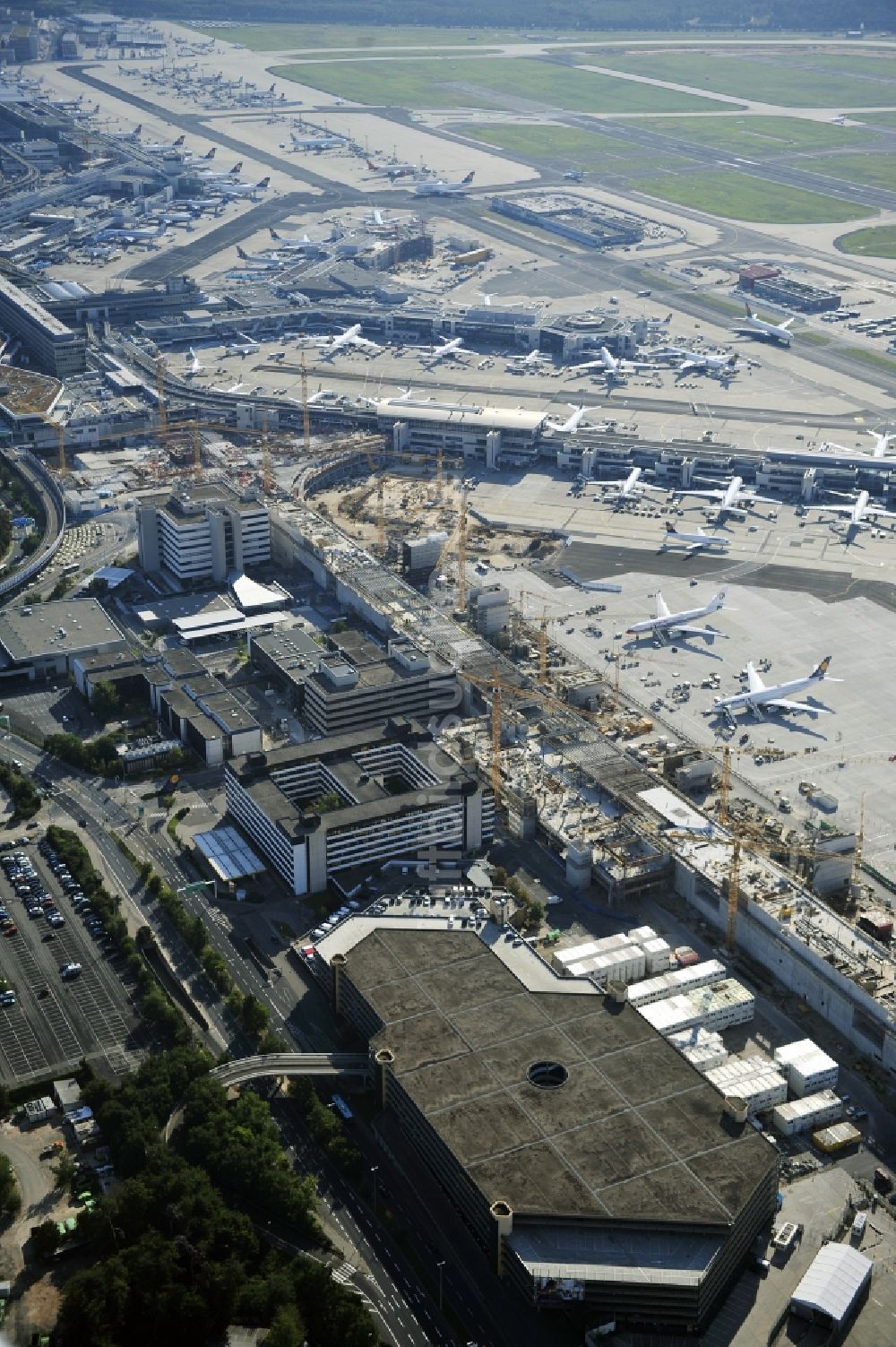 Luftaufnahme Frankfurt am Main - Abfertigungs- Gebäude und Terminals auf dem Gelände des Flughafen in Frankfurt am Main im Bundesland Hessen, Deutschland