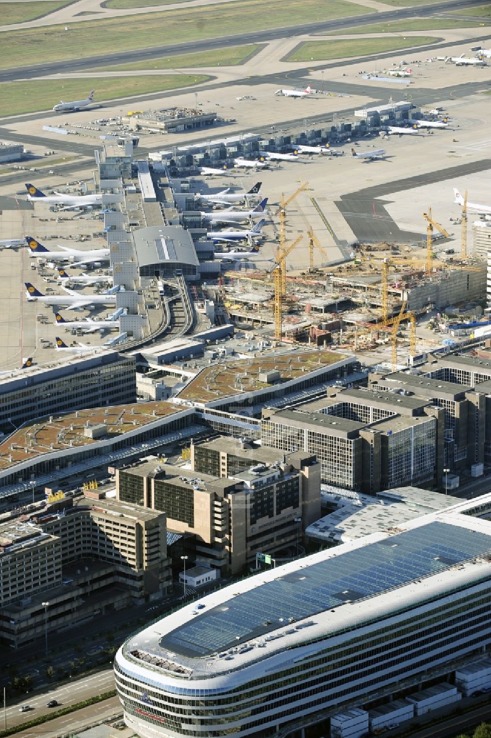 Frankfurt am Main von oben - Abfertigungs- Gebäude und Terminals auf dem Gelände des Flughafen in Frankfurt am Main im Bundesland Hessen, Deutschland