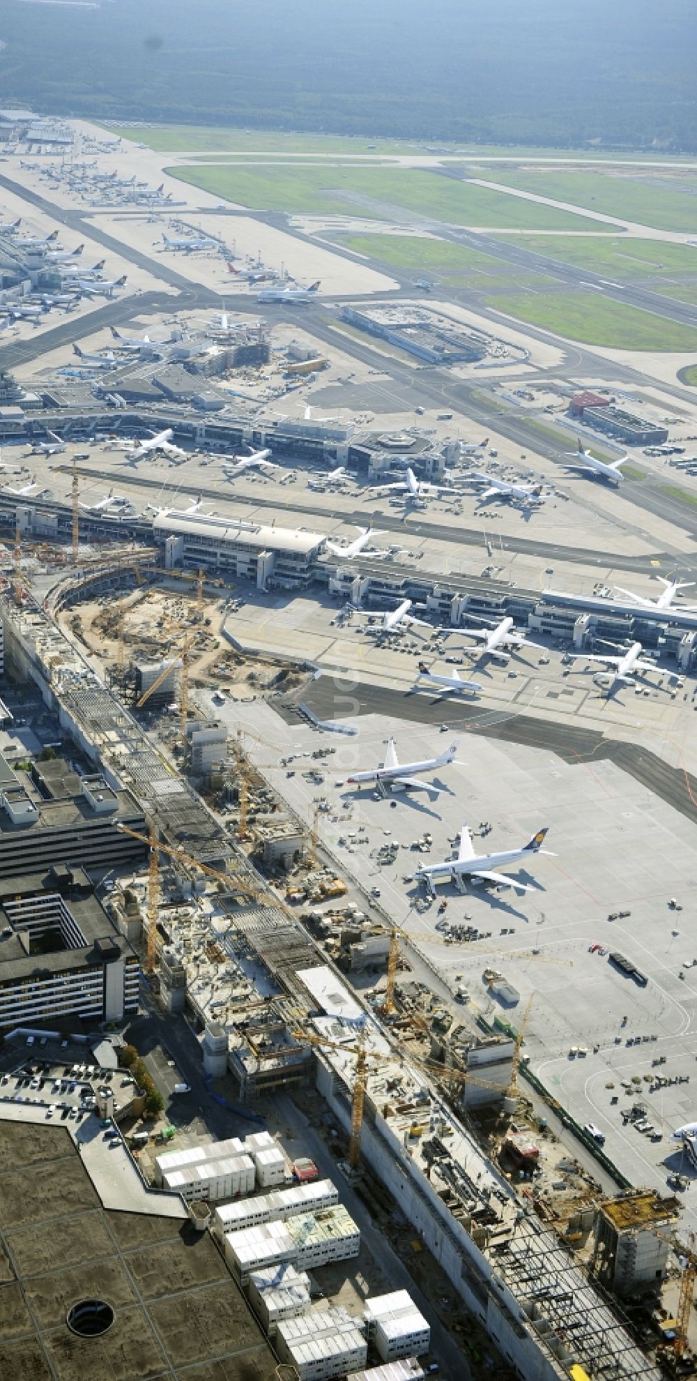 Luftbild Frankfurt am Main - Abfertigungs- Gebäude und Terminals auf dem Gelände des Flughafen in Frankfurt am Main im Bundesland Hessen, Deutschland