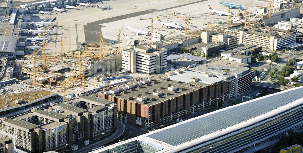 Luftaufnahme Frankfurt am Main - Abfertigungs- Gebäude und Terminals auf dem Gelände des Flughafen in Frankfurt am Main im Bundesland Hessen, Deutschland