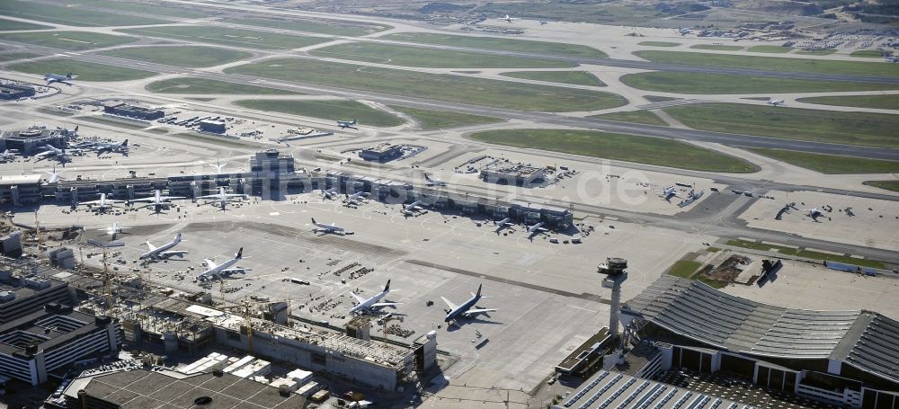 Frankfurt am Main von oben - Abfertigungs- Gebäude und Terminals auf dem Gelände des Flughafen in Frankfurt am Main im Bundesland Hessen, Deutschland