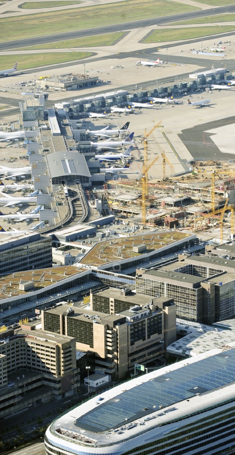 Frankfurt am Main aus der Vogelperspektive: Abfertigungs- Gebäude und Terminals auf dem Gelände des Flughafen in Frankfurt am Main im Bundesland Hessen, Deutschland