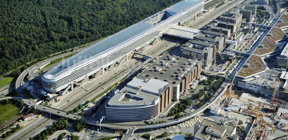 Luftbild Frankfurt am Main - Abfertigungs- Gebäude und Terminals auf dem Gelände des Flughafen in Frankfurt am Main im Bundesland Hessen, Deutschland