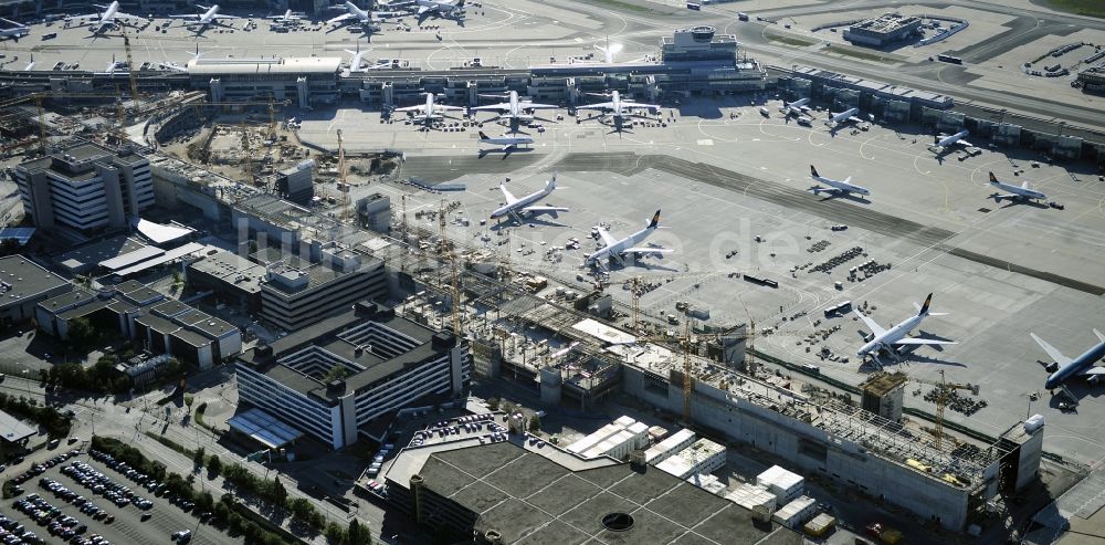 Luftaufnahme Frankfurt am Main - Abfertigungs- Gebäude und Terminals auf dem Gelände des Flughafen in Frankfurt am Main im Bundesland Hessen, Deutschland