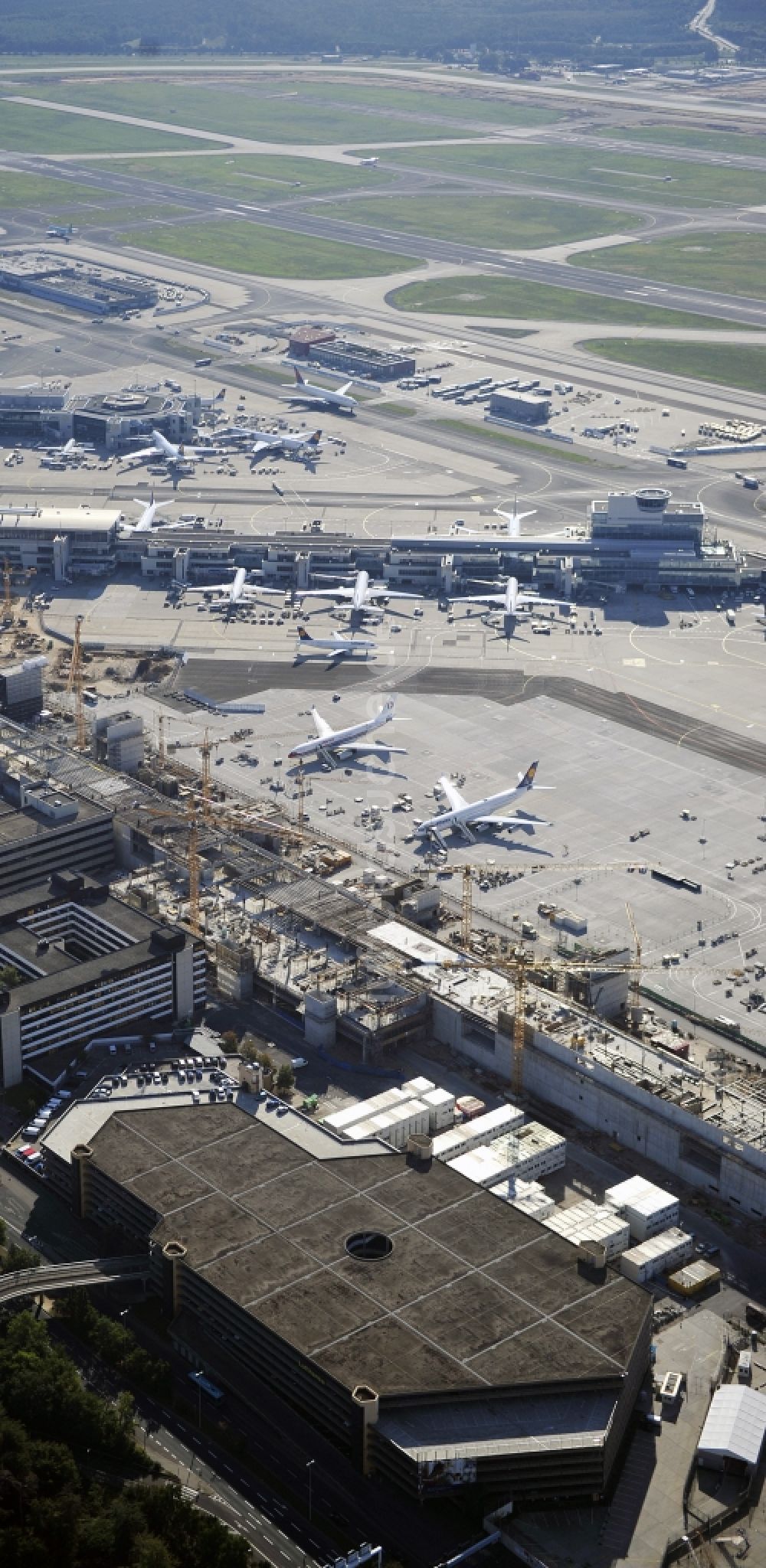 Frankfurt am Main von oben - Abfertigungs- Gebäude und Terminals auf dem Gelände des Flughafen in Frankfurt am Main im Bundesland Hessen, Deutschland