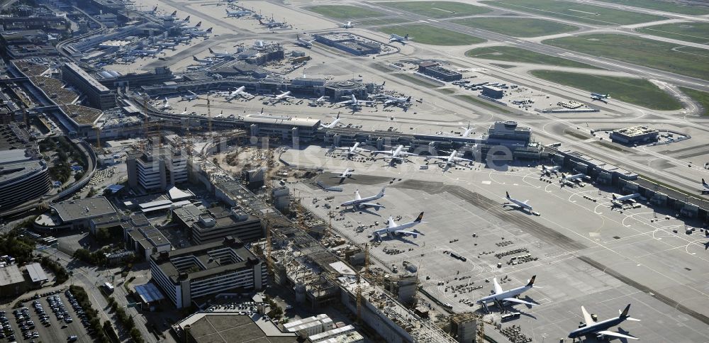 Frankfurt am Main aus der Vogelperspektive: Abfertigungs- Gebäude und Terminals auf dem Gelände des Flughafen in Frankfurt am Main im Bundesland Hessen, Deutschland