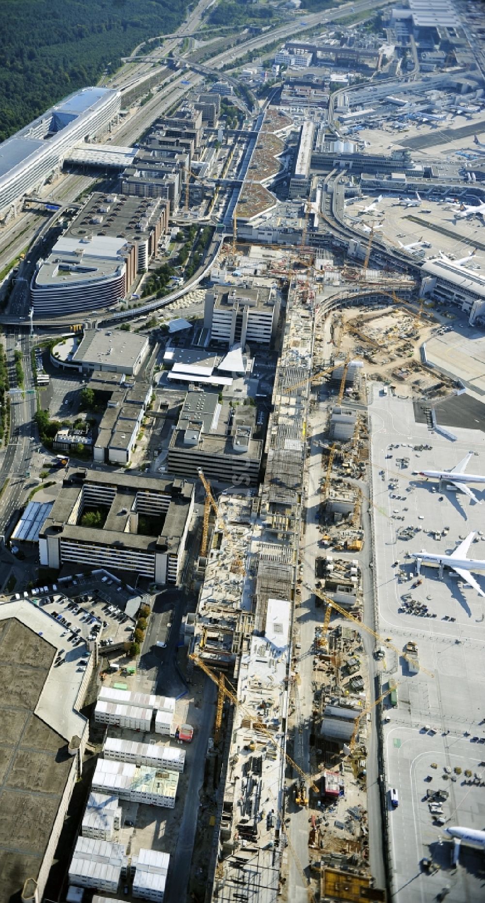 Luftbild Frankfurt am Main - Abfertigungs- Gebäude und Terminals auf dem Gelände des Flughafen in Frankfurt am Main im Bundesland Hessen, Deutschland