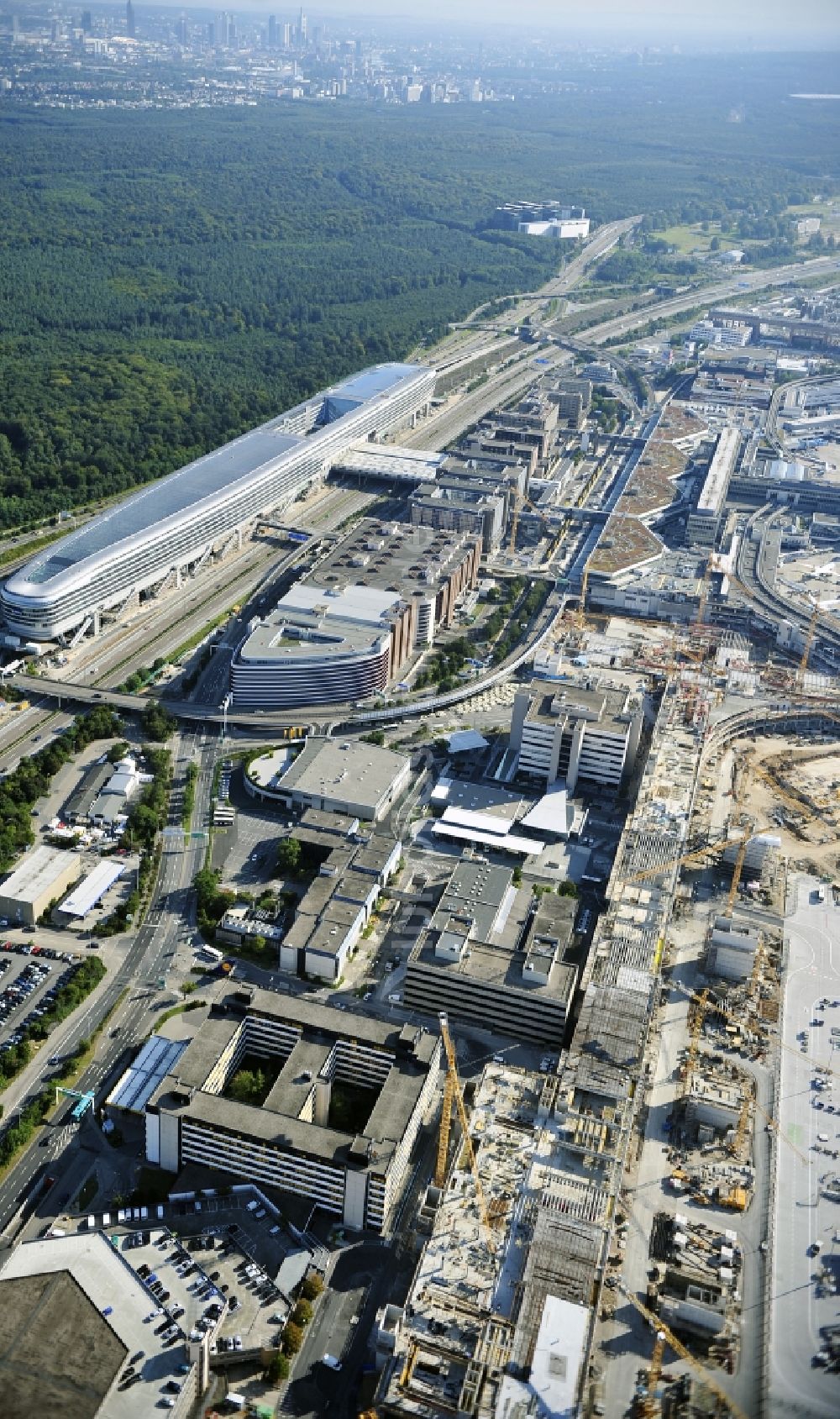 Luftaufnahme Frankfurt am Main - Abfertigungs- Gebäude und Terminals auf dem Gelände des Flughafen in Frankfurt am Main im Bundesland Hessen, Deutschland