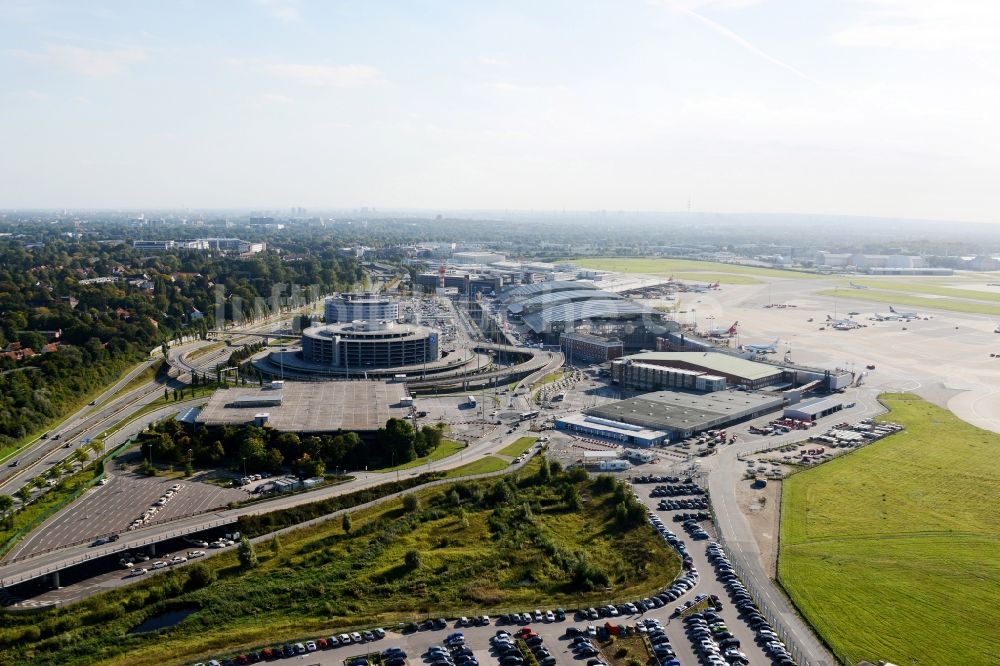 Hamburg aus der Vogelperspektive: Abfertigungs- Gebäude und Terminals auf dem Gelände des Flughafen in Hamburg